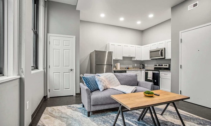 Cultural District Apartment | CozySuites Stunning 1BR in Downtown Pitts #20