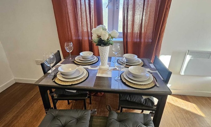 Temple Quay Apartment | Large, modern 2 bed apartment with parking,walking distance to the city center