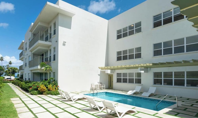 Gibbs Bay Apartment | Coral Beach 105 – Stylish 2Bed Home Near Mullins Beach with Pool & Private Patio