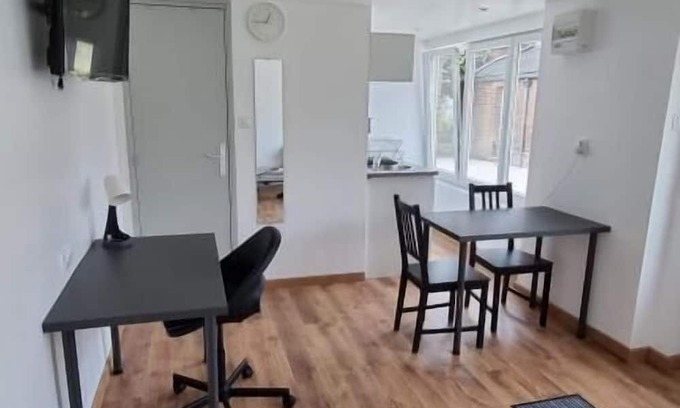 Avesnes-sur-Helpe Apartment | Studio | ground floor | wifi | television