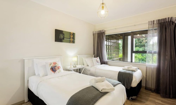 Bucklands Beach Apartment | Sea-batical Retreat.nDiscover your perfect, relaxing coastal escape.