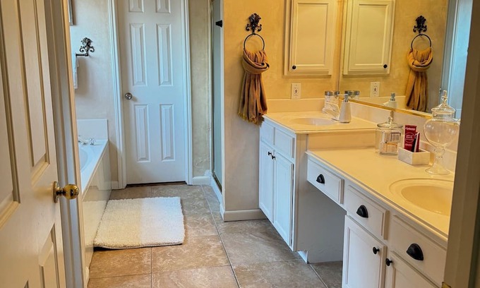 Sugar Land House | 4-bedroom house WiFi, AC. Pet and Family Friendly perfect for gatherings