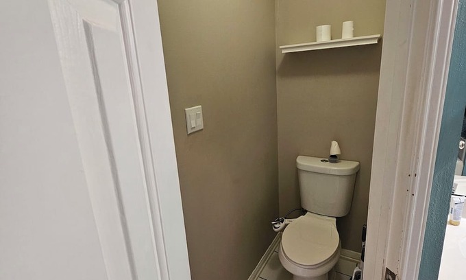 Spring House | Spacious 2140sqft 4-bedroom house with AC, WiFi. NO PARTIES/SMOKING.