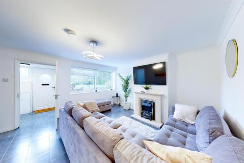 Biddenham House | Ranworth House - Holiday home in Bedford Sleeps 5