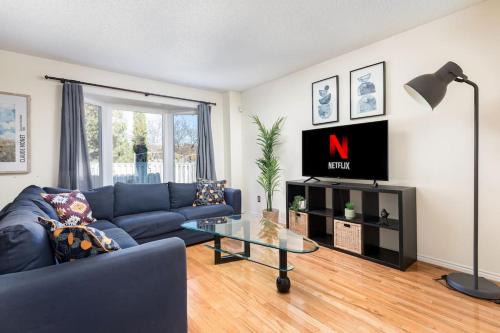 Mavis-Erindale Apartment | Central 4 Bed Room Home by GO Station and Sq One!